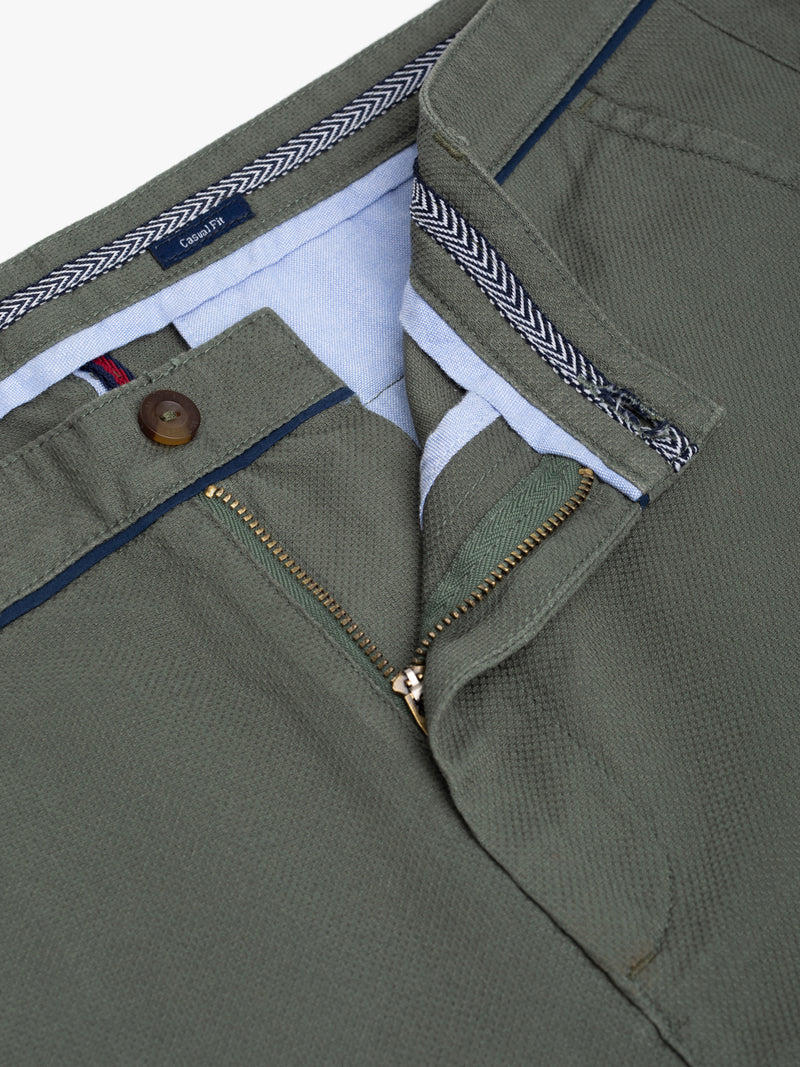 Pantalones cortos chinos estructurados de color verde caqui en algodón de corte informal