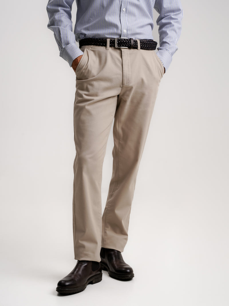 Pantalon chino beige en sergé coupe slim