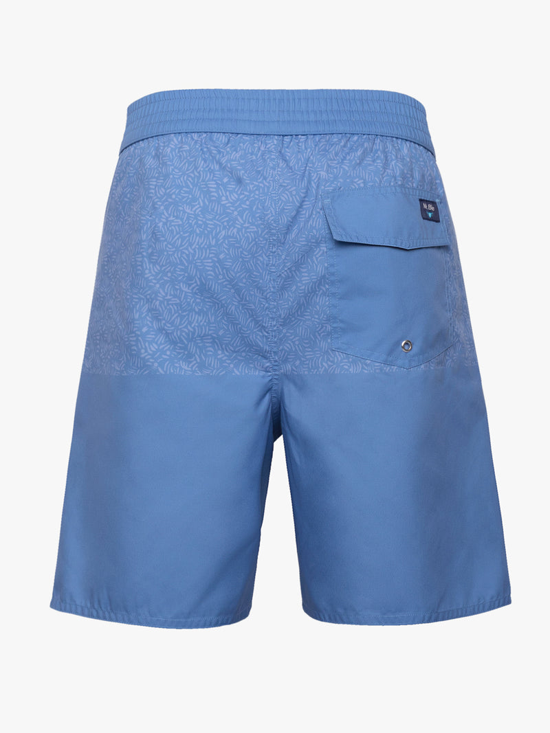 Pantalones cortos de surfista azul claro con hojas estampadas