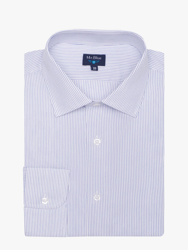 Camisa clássica às riscas azul médio e branco em algodão