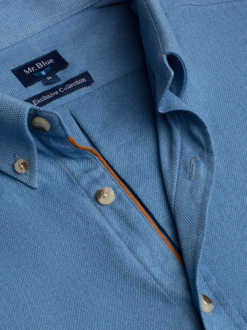 Camisa algodão azul intermédio com logo bordado e detalhes