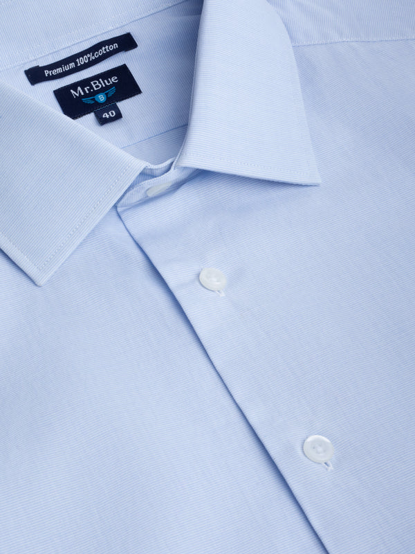 Camisa azul claro de mil rayas con botón en el puño